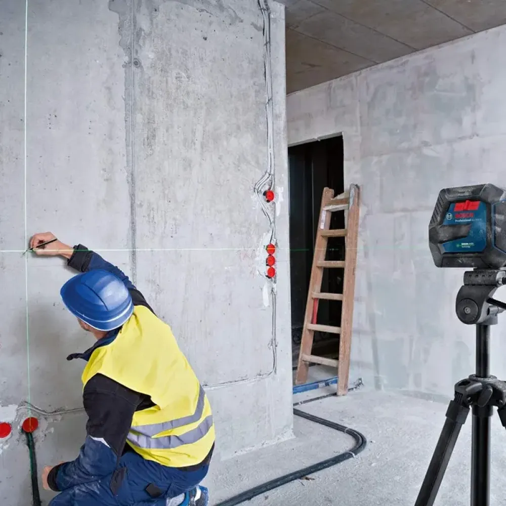 Bosch GLL 2-15 G лазерный нивелир + 4 АКБ , чехол, отражатель, универсальный держатель, потолочное крепление и чемоданчик 0601063W02