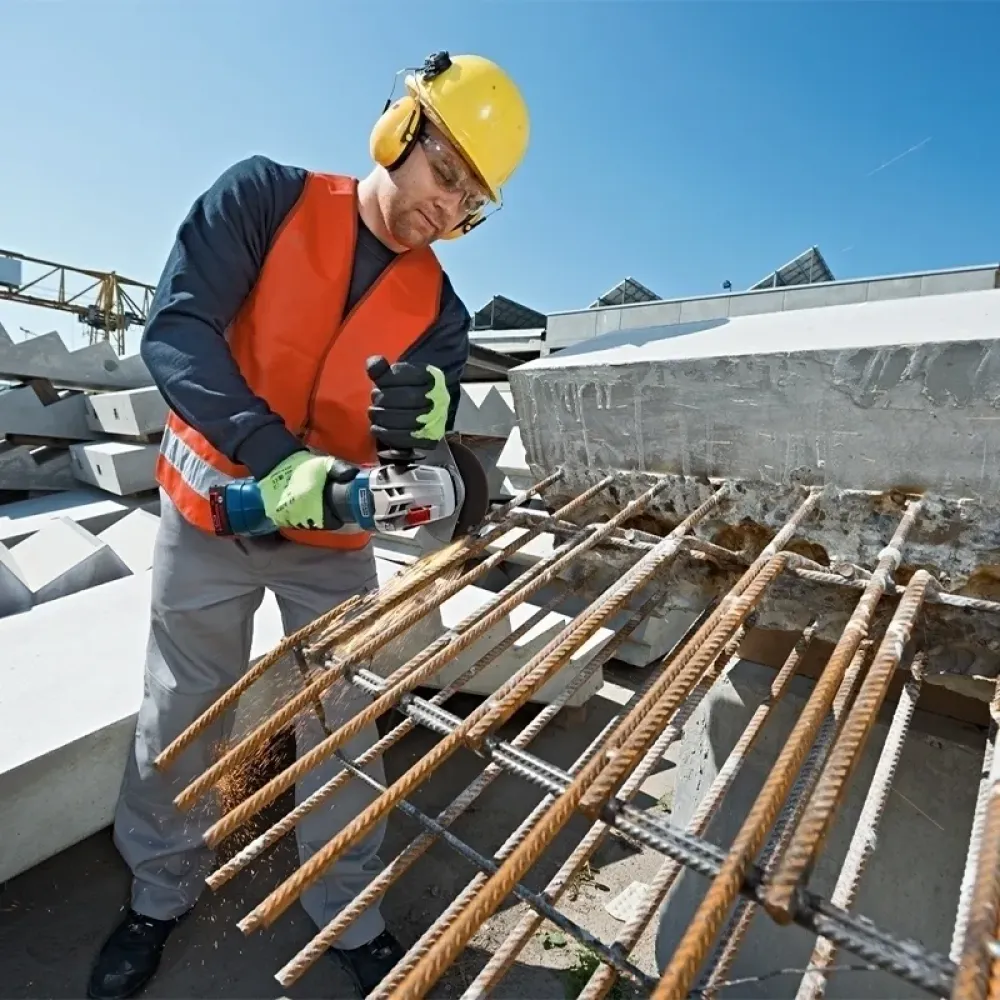 Bosch GWS 18V-10 Professional Solo угловая шлифмашина (без АКБ и ЗУ) в кейсе, 06019J4003